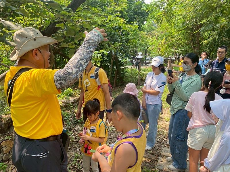 由專業導覽員向大小朋友介紹洲仔濕地的特色，透過實地觀察與體驗，提升對生態環境的重視。