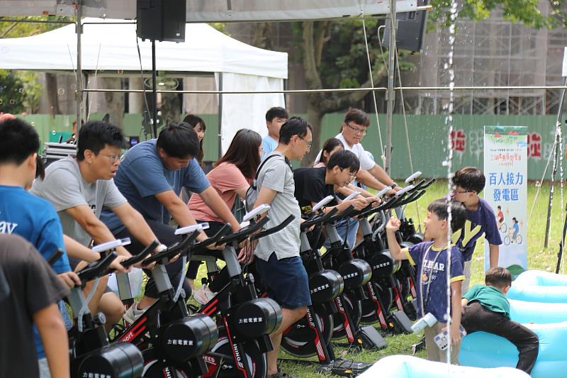 活動設置「百人接力發電」體驗區，讓參與者透過踩踏接力的方式展現「人人參與、共同永續」的精神。