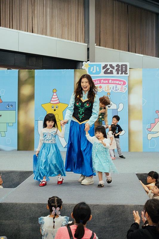 高雄市政府教育局家庭教育中心組長帶自己的小孩一同參與走秀活動