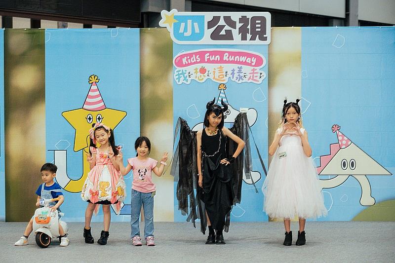 小朋友在舞台上發揮創作力展現自我