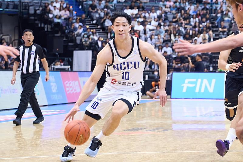 圖說：政大雄鷹籃球隊昨（19）日於UBA冠軍戰以92比50擊敗對手、締造六連霸佳績，更創下跨季74連勝紀錄；圖中運球者為政大雄鷹球員宋昕澔。（圖由政大雄鷹提供）