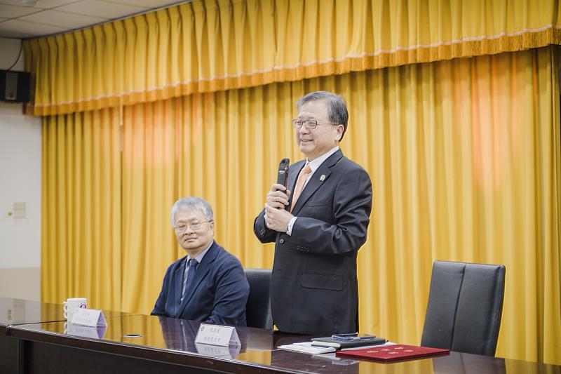 任立中校長於續任典禮上發表致詞，感謝全體同仁辛勞付出，並提出未來四年將致力於校園硬體改建與結構轉型之願景。