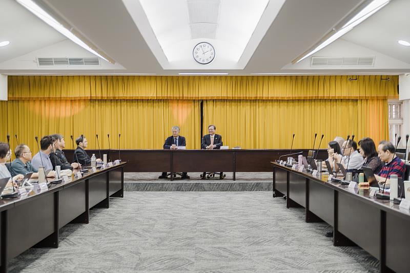 任立中校長與全體行政團隊及教職員工共勉，展現北商大齊心接軌創新、開創新局的願景。