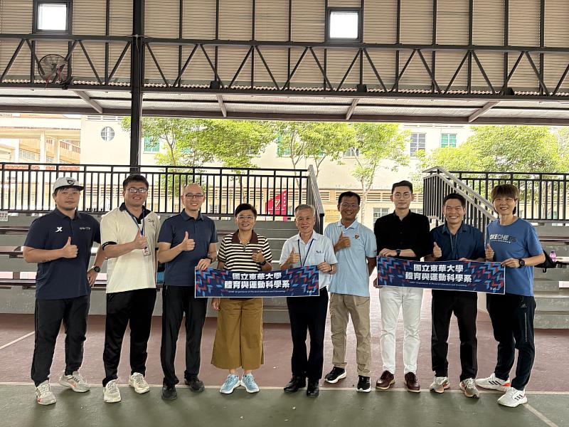 國立東華大學教授團隊與麻坡中化中學體育室團隊合照。