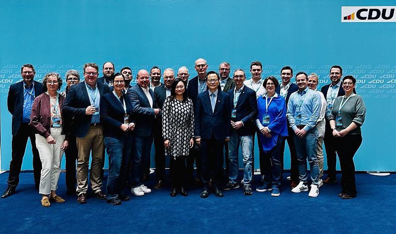 谷大使演講後跟與會者合影