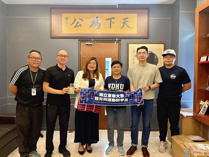 拜會馬來西亞麻六甲培風中學黃雪萊校長與體育室顏詒勝主任。