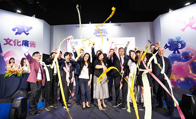 王淑音副校長、新傳學院郭文平院長與嘉賓共同啟動「焦響引線」，隨著拋出瞬間，「創意焦響禮盒」同步開啟，氣球自裝置中緩緩升空，象徵創意能量向外延伸與擴散。