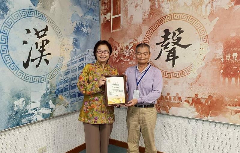 群景國際商務法律事務所所長蔡慧玲律師（左）頒贈廣播專訪感謝狀予美妙山咖啡創辦人易明進董事長（右）。