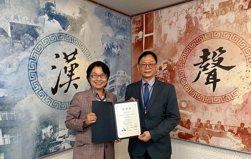 台灣尤努斯基金會董事長蔡慧玲（左）頒贈廣播專訪感謝狀予中央選舉委員會委員、中華科技大學副校長李禮仲李禮仲（右）。