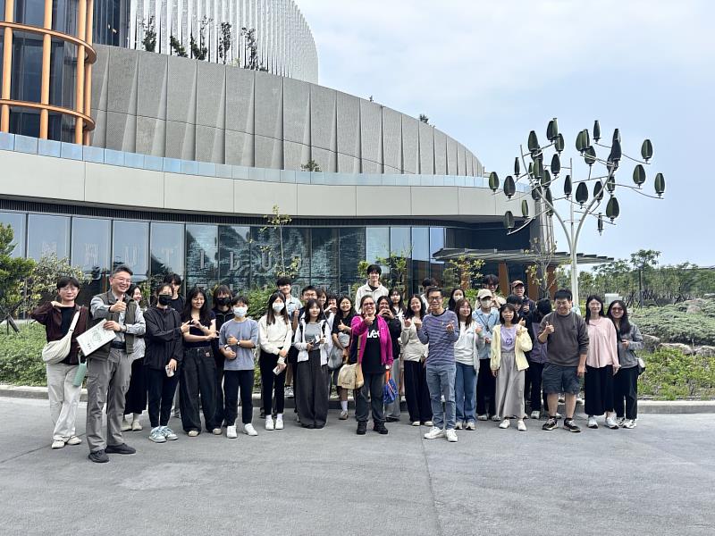 大合照，正後方為鸚鵡螺圖書館，右後方為風力發電樹。