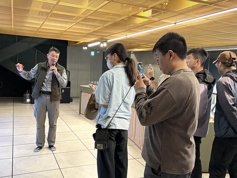 蕭志政經理在控制中心解說氣化爐垃圾處理流程。