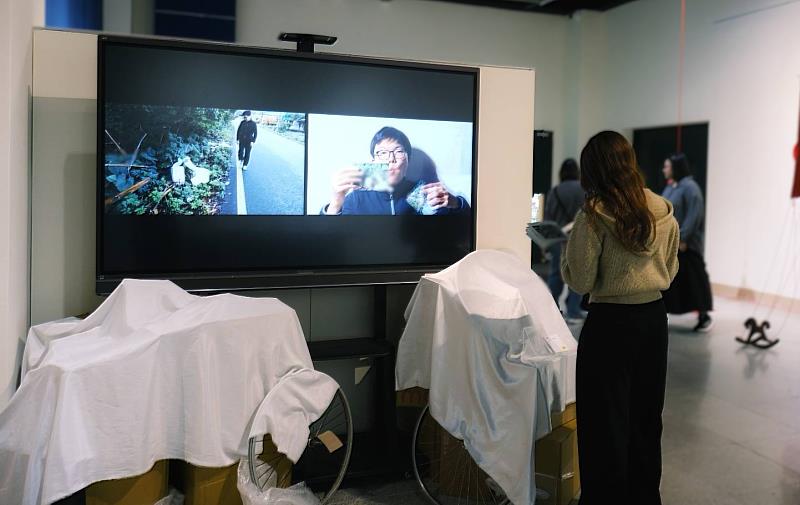 東華藝設畢業展《PON!》現場- 錄像作品。