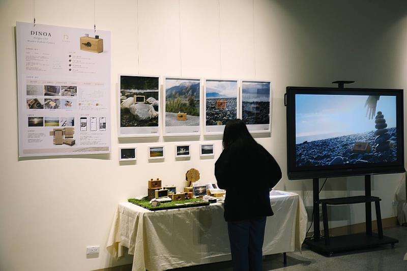 東華藝設畢業展《PON!》現場 - 結合工藝與影像的產品設計。