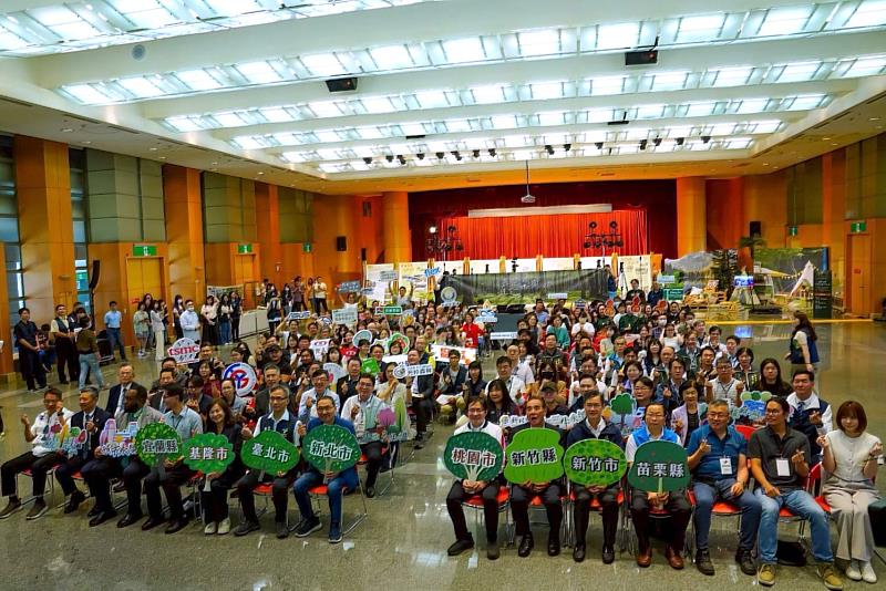 為地球種下一棵樹活動，眾人合影。