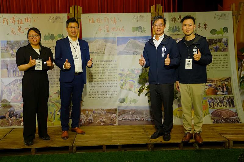 由左至右為新元科技專員林思辰小姐、台積電副理李易修先生、副市長林琨瀚與產發處副處長謝濬鴻，眾人於新竹市背版前合影。