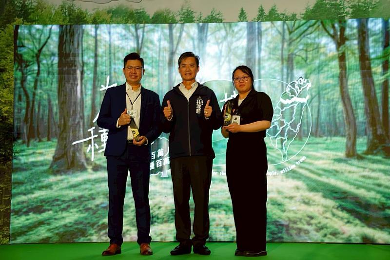 副市長林琨瀚與受獎者台積電副理李易修先生及新元科技專員林思辰小姐合影。