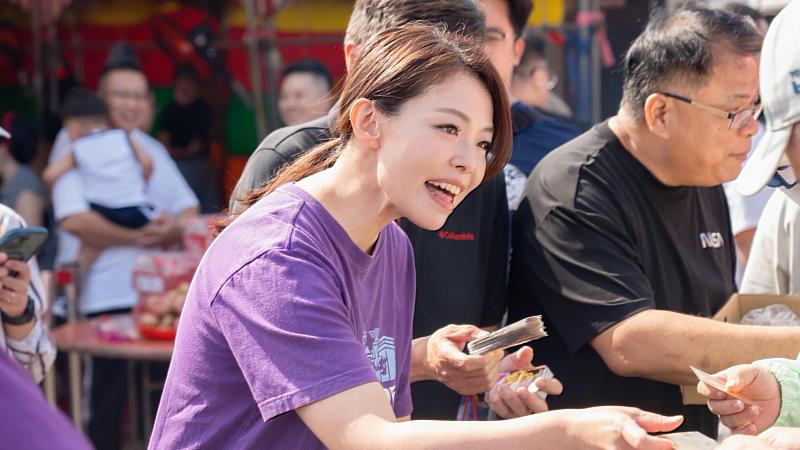 高虹安市長與鄉親們合影、握手寒暄。