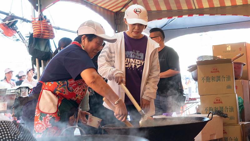 高虹安市長發送貢丸湯炒米粉。