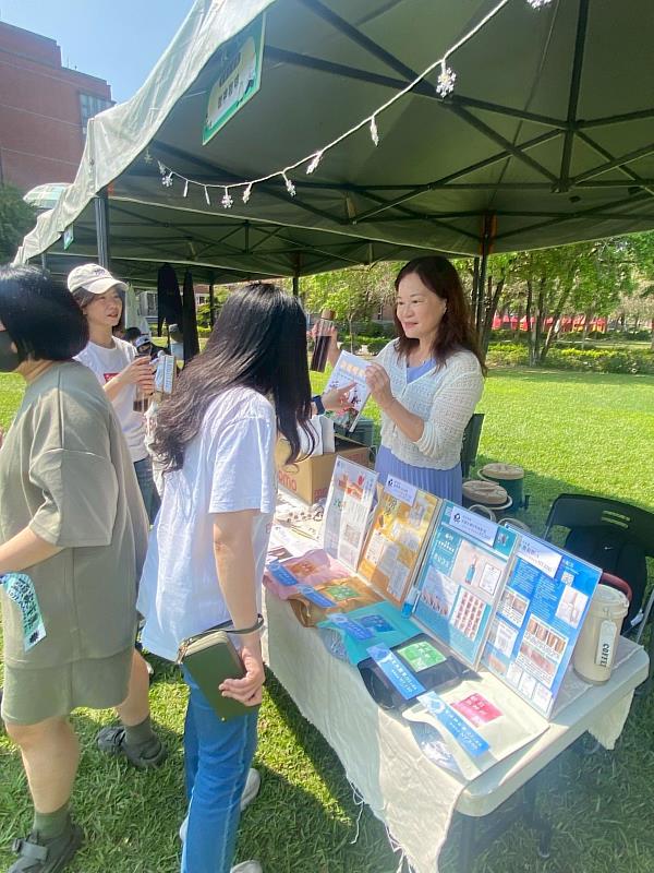 保健系李明明老師向攤位顧客解說多項產品。