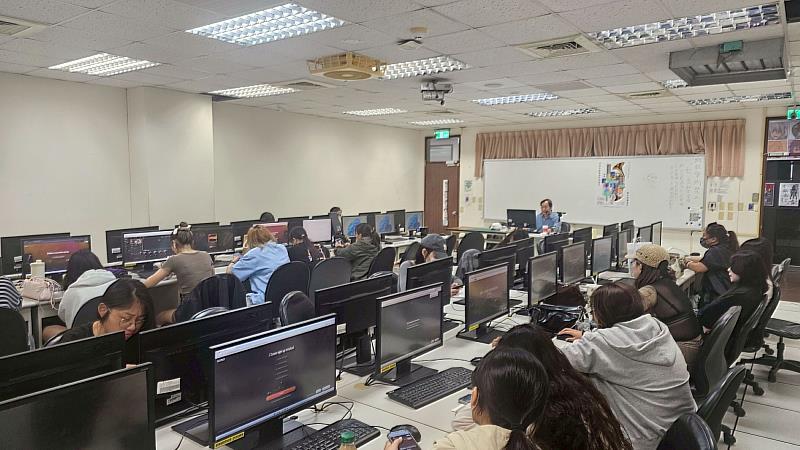 講座結合實作環節，學生們專注投入，運用生成式AI工具進行歌詞與曲風的跨域應用。