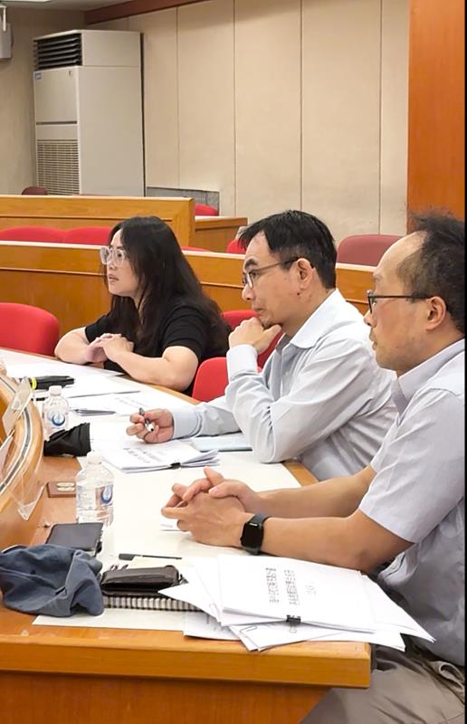 評審們與學生進行問答交流，深入了解其交換學習規劃與發展潛力。