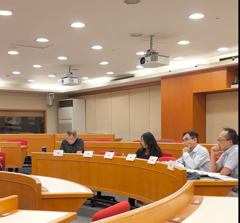 評審委員依據學生表現進行專業提問與綜合評估。