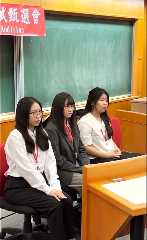 學生於面試中進行自我介紹，展現國際交流之態度。