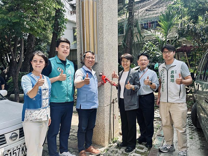 圖5 開工敲樑，象徵圖書館裝修距離順利完工啟用邁出關鍵一步，並祈求未來圖書館營運平安順利