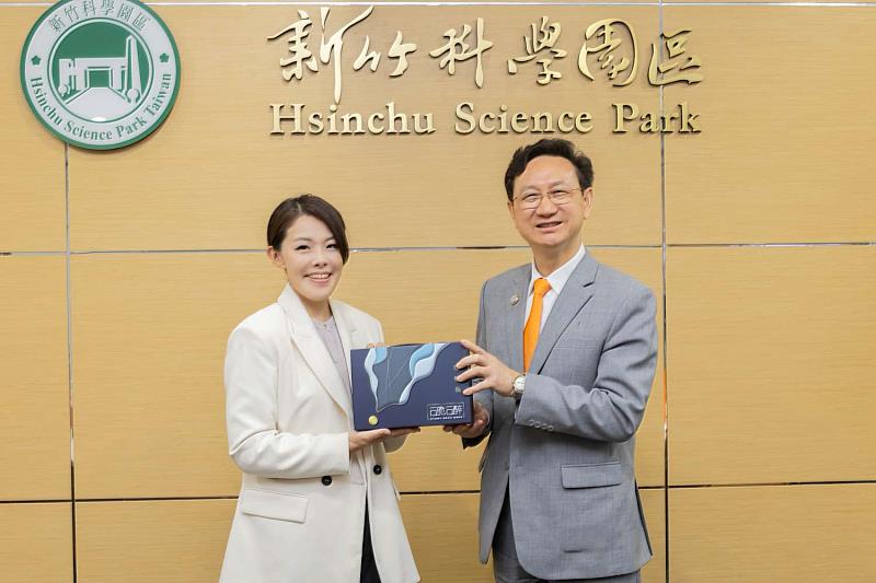 市長高虹安贈玲瓏窯紀念禮盒。