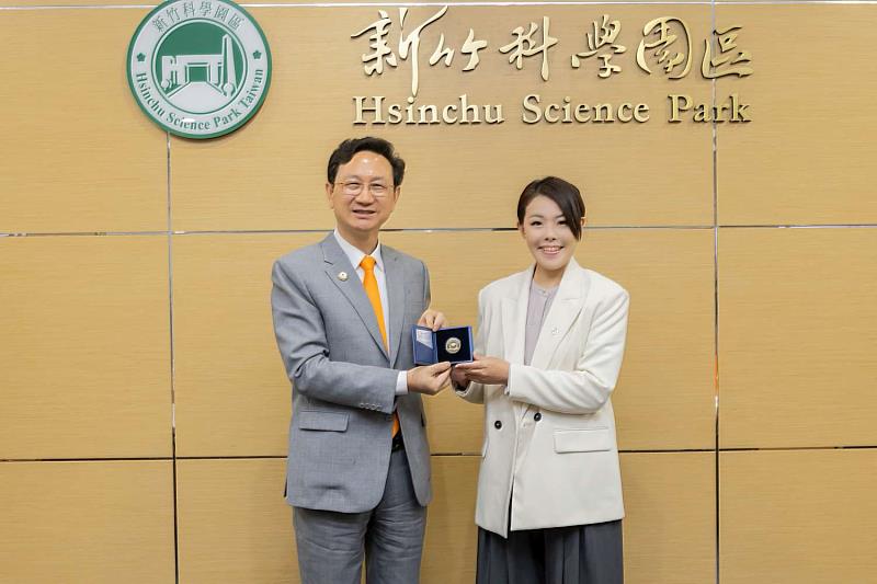 大使童振源回贈「臺新友好紀念章」。