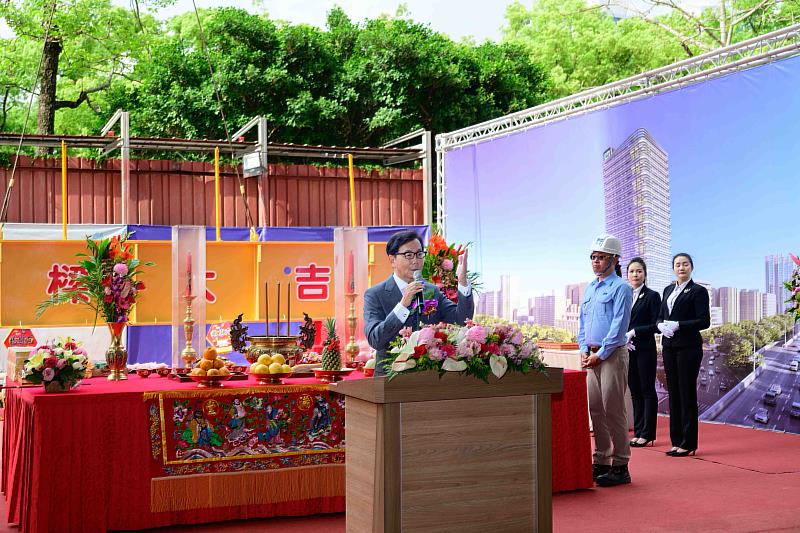 富邦產險總部大樓今(20)日舉行上樑典禮，富邦集團董事長蔡明忠表示，大樓從拆除到新建，象徵富邦邁入重要新里程碑，亦是企業致力ESG、推動城市更新與社會共好之實踐。