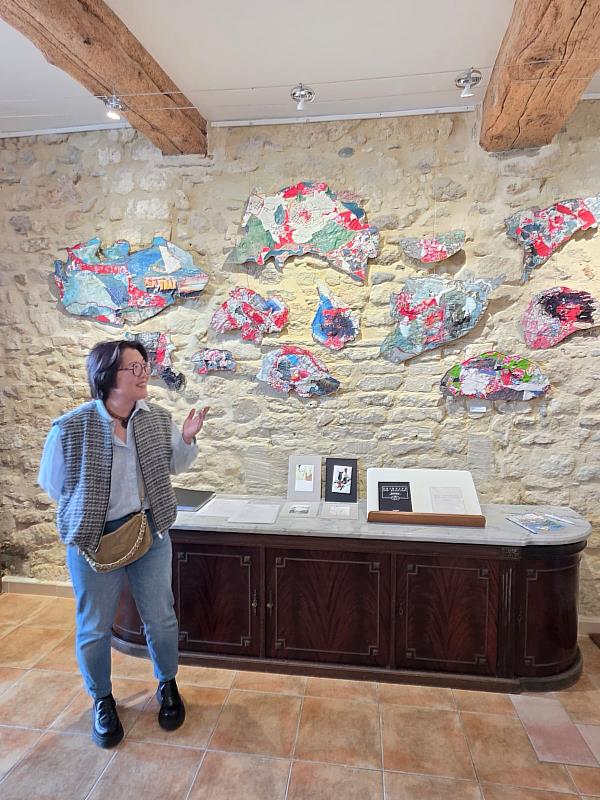 台灣旅法藝術家鄭佩齡（素描藝術）。