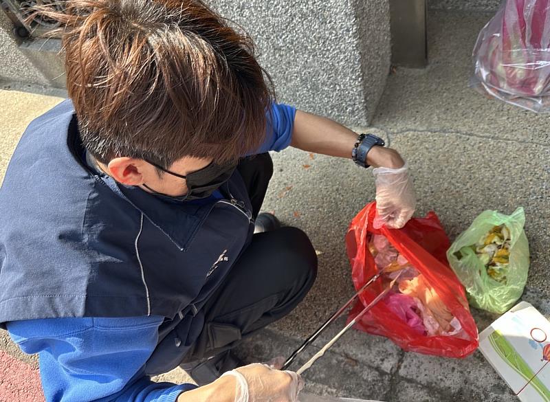 新竹市環保局執行破袋稽查，垃圾混廚餘。
