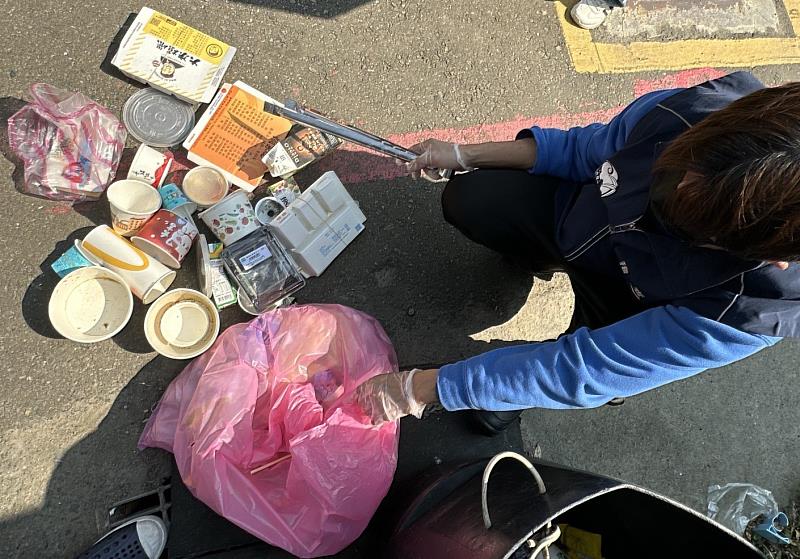 新竹市環保局執行破袋稽查，垃圾混資收物。