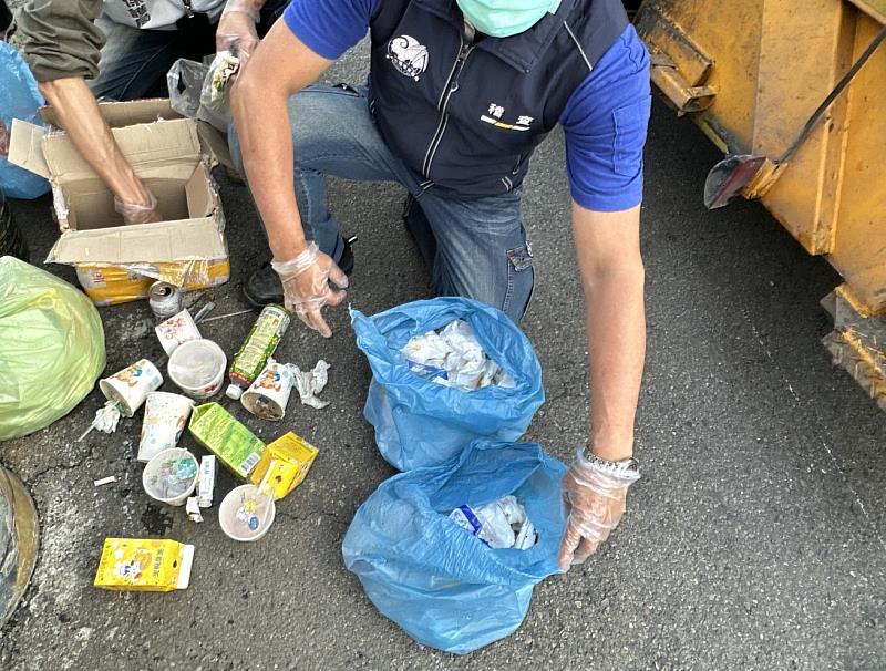 新竹市環保局執行破袋稽查，垃圾混資收物。