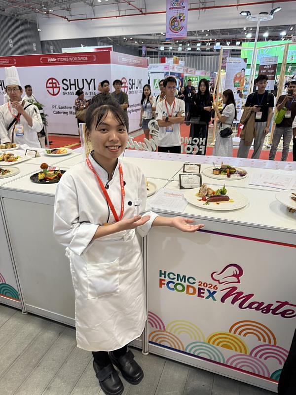 阮氏垂同學以「鴨胸雞卷佐香橙肉汁」呈現細膩口感。