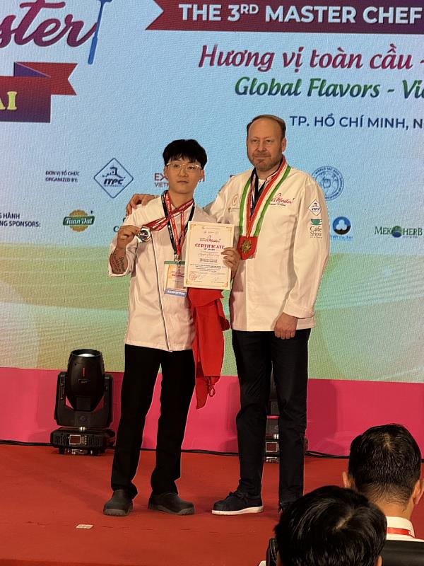 餐旅系阮成龍同學於海鮮類以「龍蝦尾擁抱海洋明珠&多彩花園」呈現創意與美感兼具的特色。