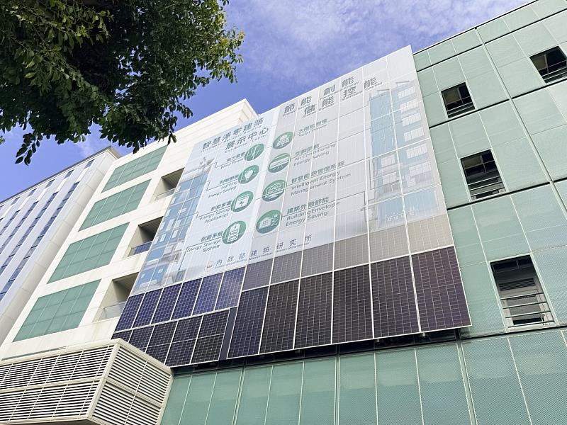 內政部建築研究所材料實驗中心彩繪立面光電實證場域，由睿田能源參與導入，驗證立面光電在發電、低眩光與建築整合上的應用可行性。