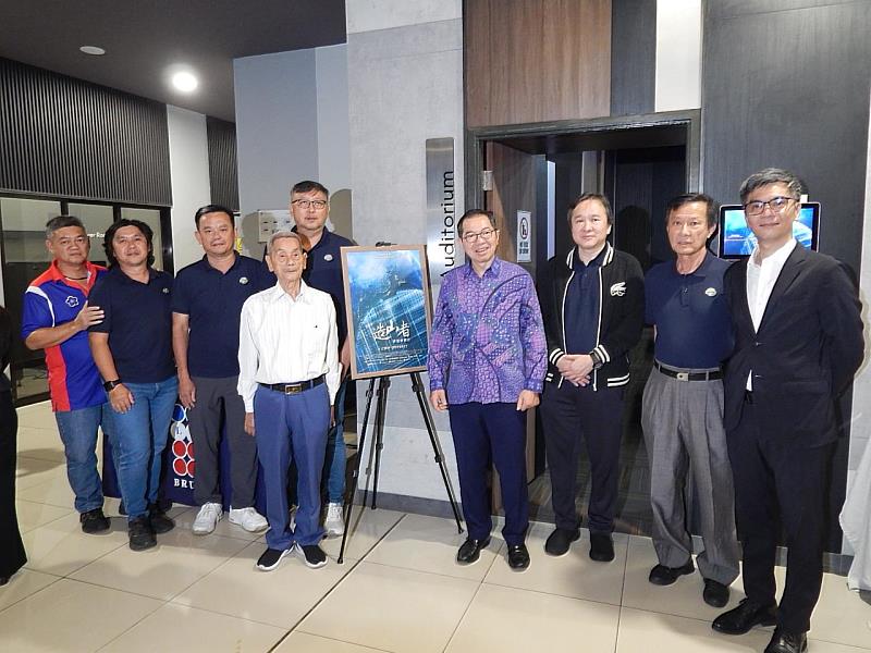 蕭勝中大使（右4）與到場參與活動的汶萊臺灣商會吳家鑫會長（右3）及理監事合影。