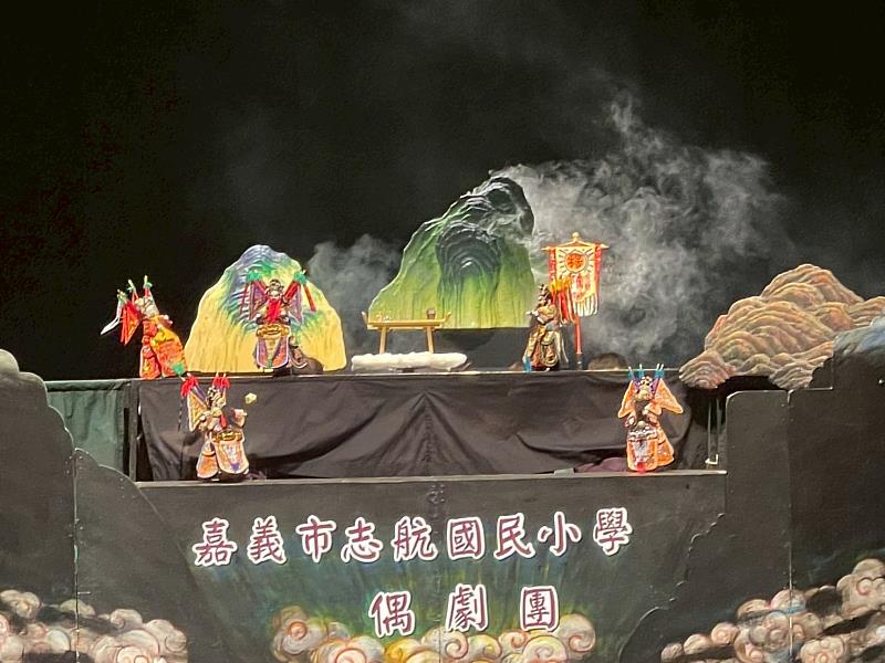 志航國小偶劇團將經典民間故事《寶蓮燈-母子會》轉化為精彩作品。