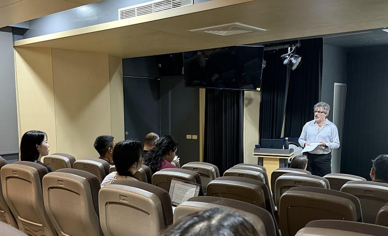 Joan-Pau Rubiés教授以「一位17世紀初義大利商人的東亞與全球文化多樣性觀察」為題，解析其橫跨歐洲、非洲、美洲與亞洲的交流經驗。