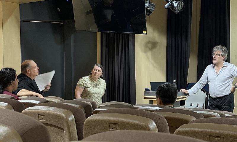 Rubiés教授從歷史文本出發，重新檢視「文明」與「他者」的概念。圖為Rubiés教授與學生討論文化變遷中的差異。