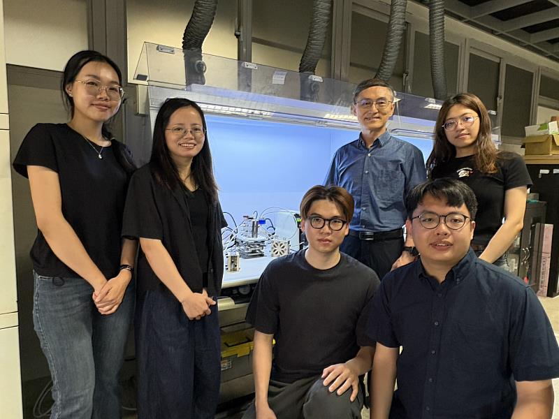 成大材料科學與工程學系講座教授丁志明團隊，突破海水電解瓶頸，研發特殊材料的催化劑，可高效能產氫，成果刊登在國際頂尖期刊上，圖為團隊成員，後排中間為講座教授丁志明，右方為專任助理宋沂錚，前方左起越南籍專任助理阮鳳、越南籍博士後研究員阮氏川、碩士生張簡柏辰、吳建安。