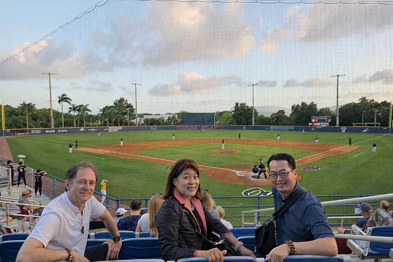 南華大學培育棒球菁英名揚國際，赴美訪視旅美選手，參訪FAU棒球場並觀看球賽。