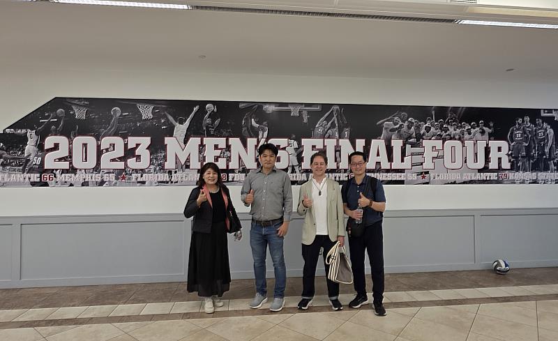 南華大學培育棒球菁英名揚國際，赴美訪視旅美選手，葉月嬌副校長（左1）、運動學程許伯陽主任（右1）與FAU Holloway教授（右2）及黃俊榮教授（左2）合影。