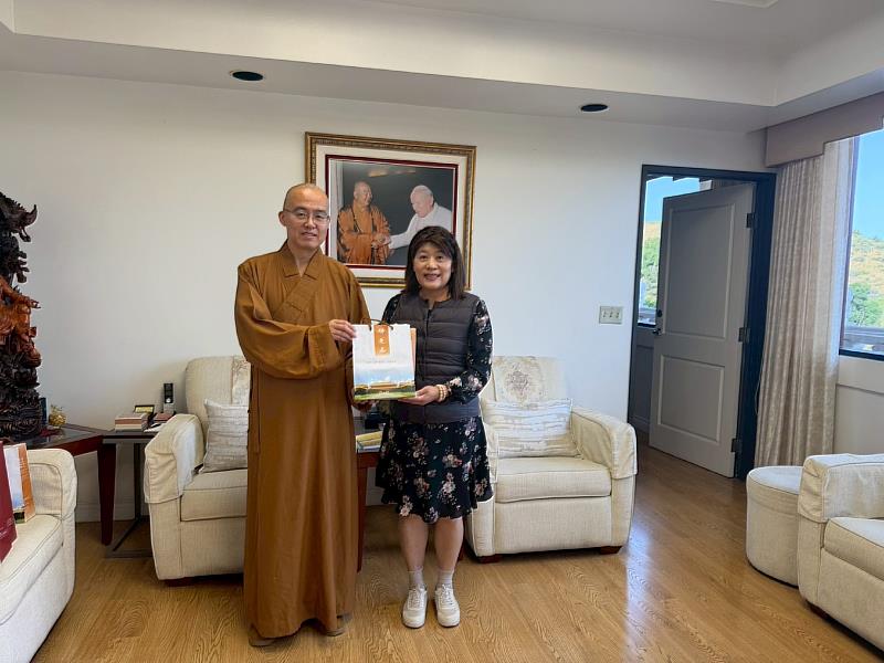 南華大學葉月嬌副校長（右）率團赴美交流，拜會西來寺住持慧東法師（左），並合影留念。