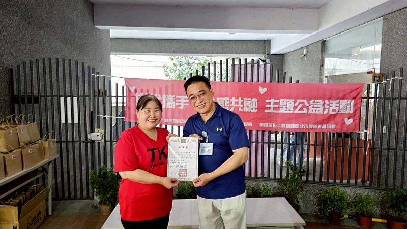 陳楓茹會長頒發積穗國小感謝狀。