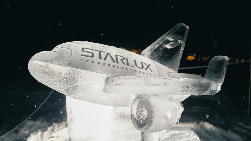 北海道TOMAMU度假村冰城內設置星宇航空專屬冰雕。