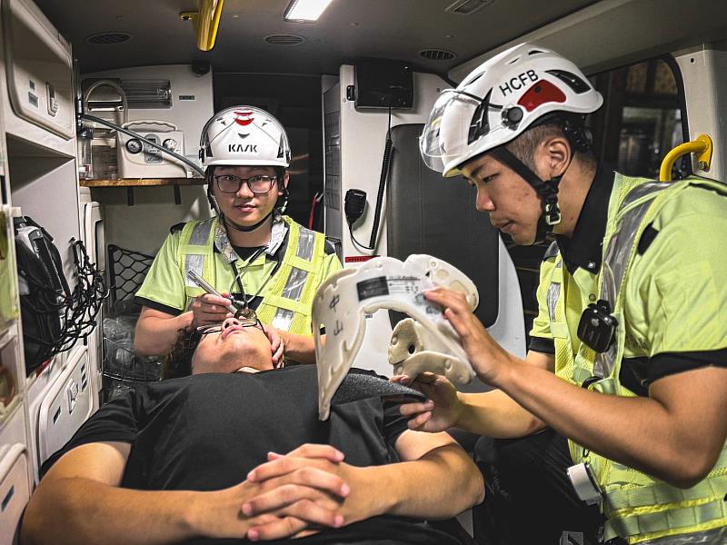 中山分隊消防員曾柏豪（左）、李沅翰執行救護成功救回患者。