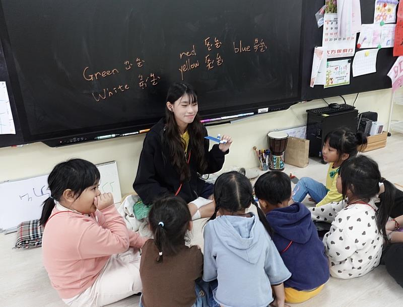 陳與潔設計趣味遊戲融合英語教學,使孩童於遊戲中學習基礎單字。